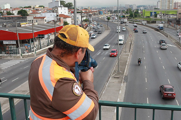 Agente de trnsito da CET com radar-pistola em 2013, na zona leste de So Paulo