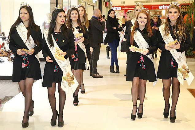 Candidatas a rainha da Festa da Uva de Caxias do Sul fazem campanha em shopping