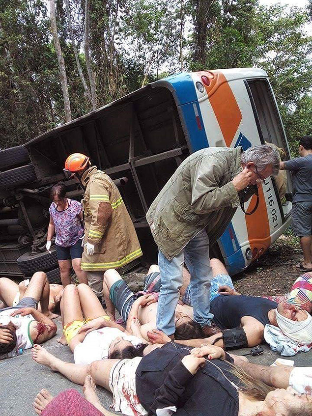 Vtimas so socorridas logo aps o acidente que matou ao menos 15 pessoas em Paraty