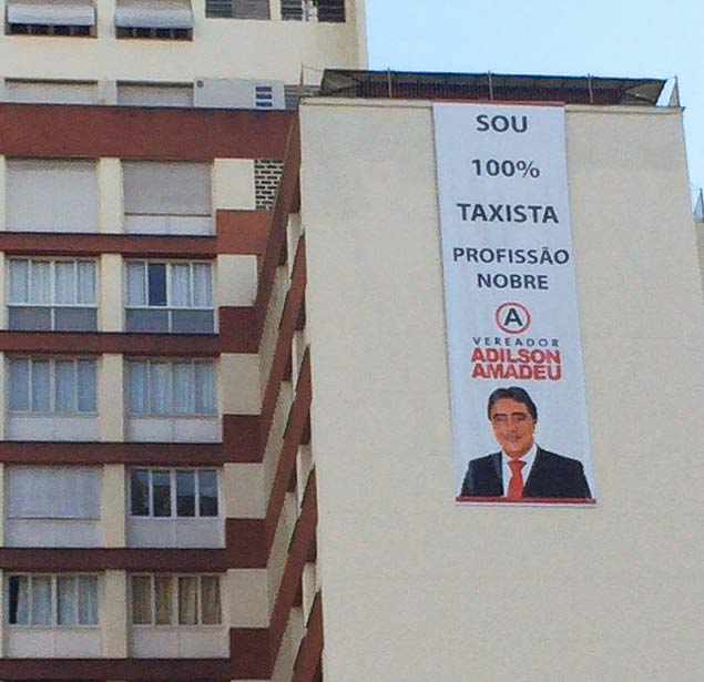 Banner com a foto do vereador Adilson Amadeu foi colocado na fachada de prdio em frente  Cmara