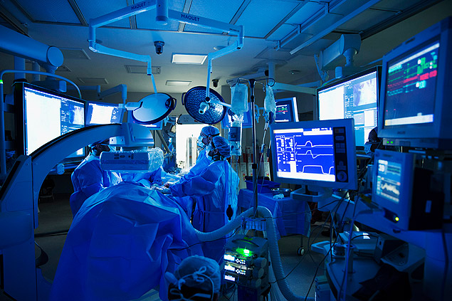 Sala de cirurgia de hospital em São Paulo; preço de prótese varia até 3.000%, segundo ANS