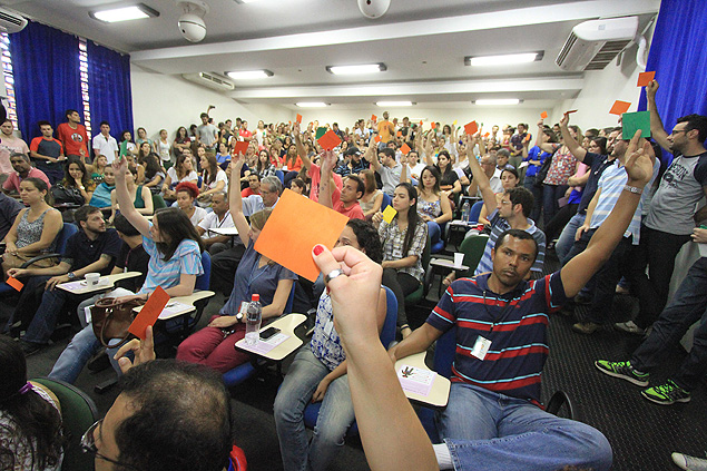 Docentes da UFTM (universidade do Tringulo Mineiro) em assembleia para definir greve