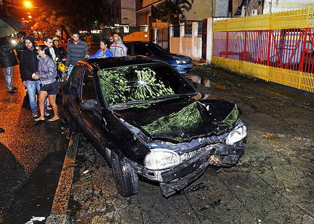 Carro de Felipe Ferreira, 21, morto por um tiro de fuzil disparado por um militar, no Rio