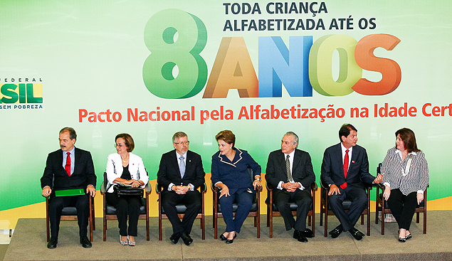 BRASLIA, DF, BRASIL, 08-11-2012 11h00: Presidente Dilma Rousseff participa no Palcio do Planalto de cerimnia de lanamento do Pacto Nacional pela Alfabetizao na Idade Certa. (Foto: Alan Marques/Folhapress, PODER)