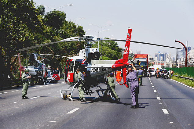 Helicptero da Policia Militar tem pane e pousa na Marginal Pinheiros