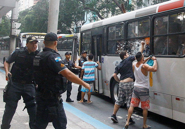 Cerca de 30 homens, a maioria praticante de lutas marciais, realizaram "blitze" em ônibus que ligam o subúrbio aos bairros de Copacabana e Ipanema