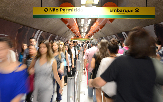 Movimentao no tnel que liga as estaes Paulista e Consolao do metr.