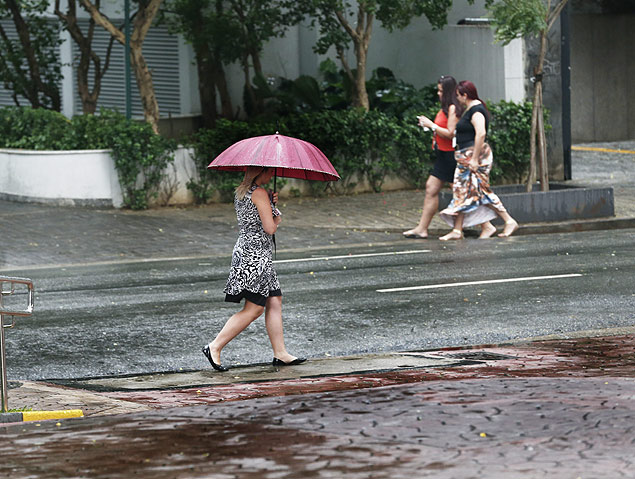 Sao Paulo, SP, Brasil, 25/09/2015: Clima - Pedestre caminha pela Alameda Santos durante breve chuva que atingiu a capital no inicio da tarde de sexta-feira. Foto: Diego Padgurschi/Folhapress