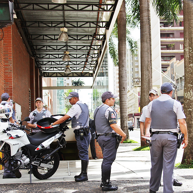 Policiais militares no shopping Santa rsula, em Ribeiro Preto (SP), em janeiro de 2014