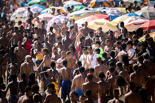Policiais tentam conter arrasto na praia de Ipanema