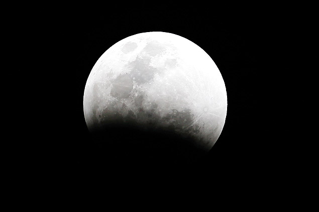 Eclipse da superlua  visto na Praa dos Trs Poderes, em Braslia