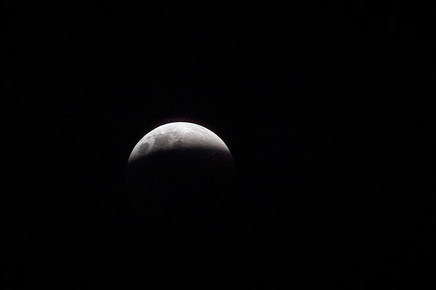 Eclipse lunar da superlua, visto da avenida Paulista, em So Paulo