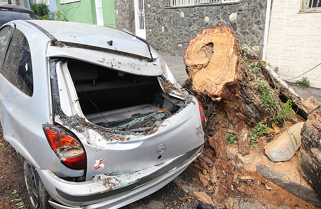 Carro danificado por árvore caída na Rua Vespasiano, na Vila romana, zona oeste de São Paulo