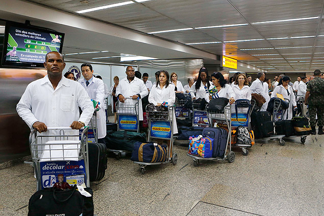 SAO PAULO, SP, BRASIL, 11.11.2013. Medicos cubanos ao desembarcarem no aeroporto internacional de Sao Paulo; 150 medicos cubanos farao treinamento de tres semanas para participarem do Programa Mais Medicos. (Foto: Moacyr Lopes Junior/Folhapress, COTIDIANO). ***EXCLUSIVO*** ORG XMIT: AGEN1311111201513827