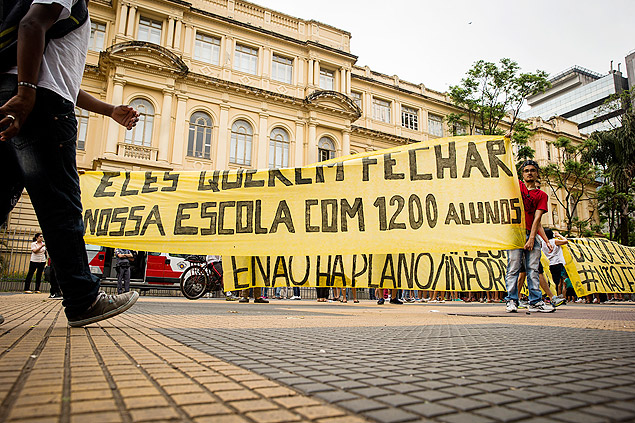 Manifestantes carregam faixa em frente  secretaria estadual de Educao, no centro 