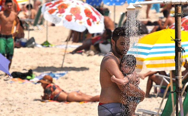Banhistas na praia de Ipanema, na zona sul do Rio