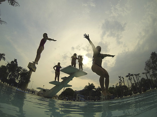 Crianas brincam na piscina do Clube Esperia em dia de forte calor na cidade de So Paulo, em outubro de 2015