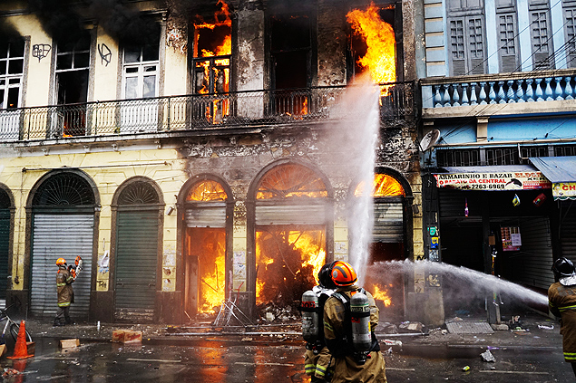 Incndio destri sobrados na regio central do Rio