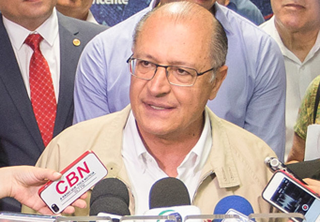 O governador Geraldo Alckmin durante entrevista em Santos nesta sexta (23)