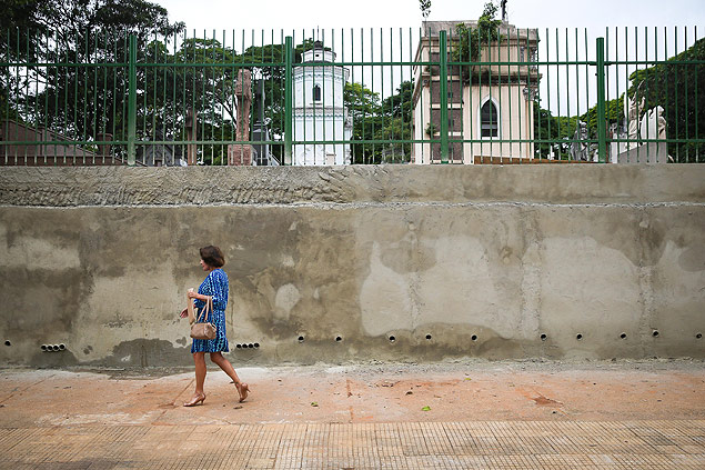 Grades instaladas pela prefeitura no cemitrio da Consolao com a rua Coronel Jos Eusbio
