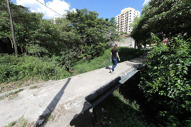 Ponte sem proteção lateral que é parte do caminho entre as duas escolas da zona norte