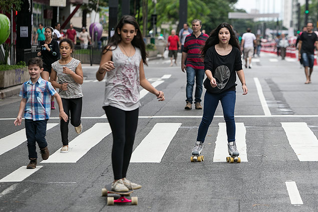 SAO PAULO, SP, 01.11.2015: Pessoas caminham e praticam esporte na Avenida Paulista que esta fechada para carros na manha deste domingo (01). (Foto: Bruno Poletti/Folhapress, FSP-COTITIANO) ***EXCLUSIVO FOLHA***