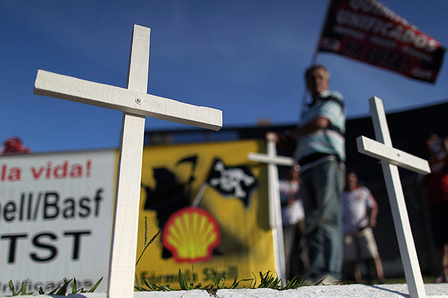Em Braslia, manifestantes colocam cruzes em protesto antes de acordo com Shell e Basf