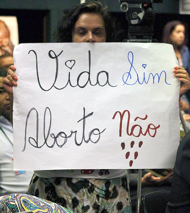 Mulher segura cartaz a favor do projeto de lei na Cmara 