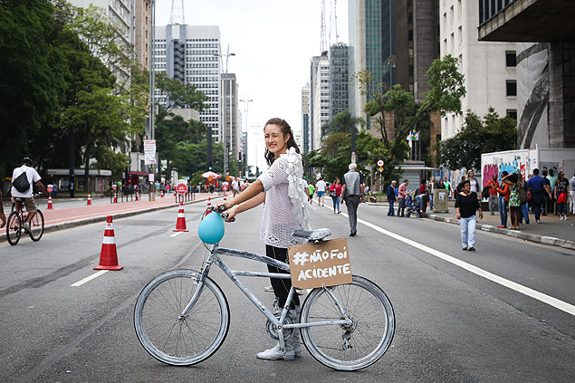 Vendedora e cicloativista nas horas vagas, Lucimeire Peres, 31, veste asas para protestar contra ciclistas atropelados na cidade