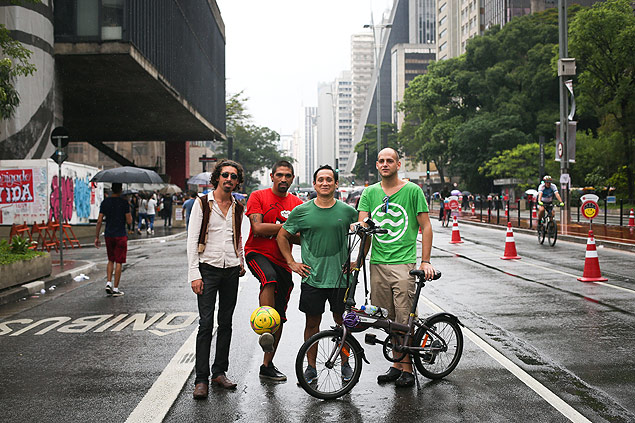 Time de futebol improvisado fazem pelada em plena avenida Paulista, fechada aos domingos