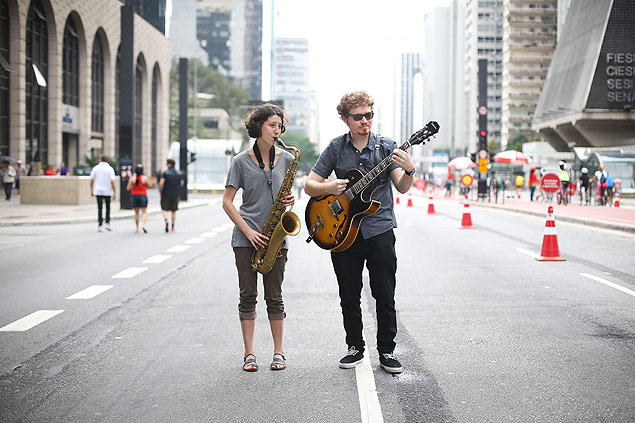 Os msicos Mariah Rodrigues, 18, e Ricardo Troccoli, 25, tocam jazz, bossa nova e samba na avenida Paulista