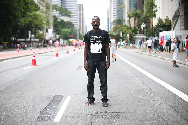 O congols Pitchou Luambo protesta na avenida Paulista contra xenofobia 