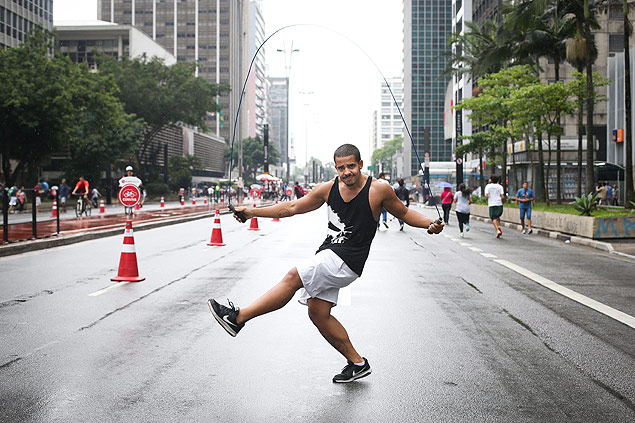 O estudante de educao fsica Matheus Lima, 22, pula corda na avenida Paulista 