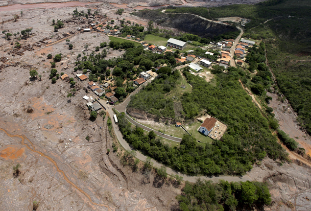Visão geral do município de Bento Rodrigues antes e após o rompimento da barragem 