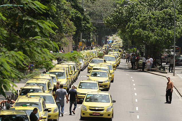 Taxistas bloqueiam trnsito no Rio em protesto contra aplicativo Uber