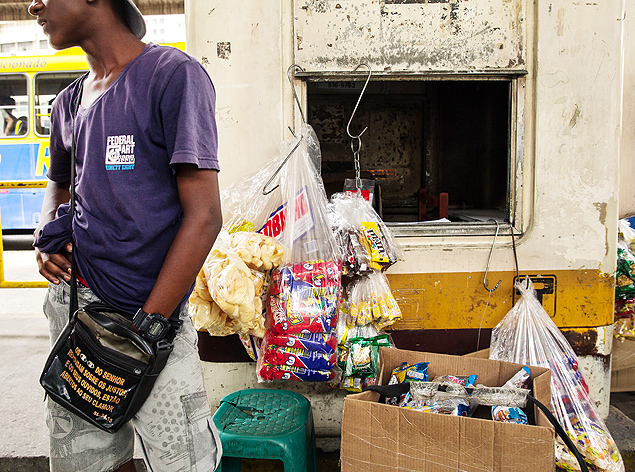 Adolescente de 13 anos trabalha na estao central vendendo balas em nibus, no Rio