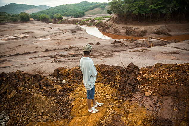 Morador de Mariana observa estragos causados pelo rompimento de duas barragens no rio Doce
