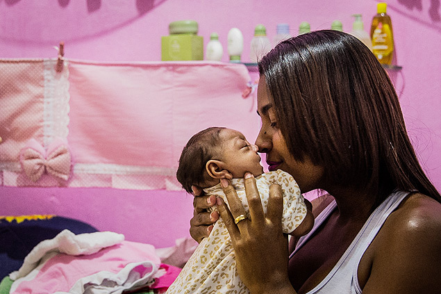 Dona de casa Girlndia Silva com sua filha Emilly (2 meses), que nasceu com microcefalia