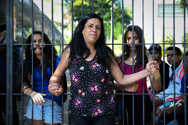 Cristiane Mahmoud, 43, e as filhas em colgio de Osasco