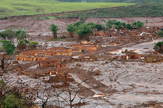 Distrito de Bento Rodrigues, em Mariana (MG), coberto de lama aps rompimento de barragem