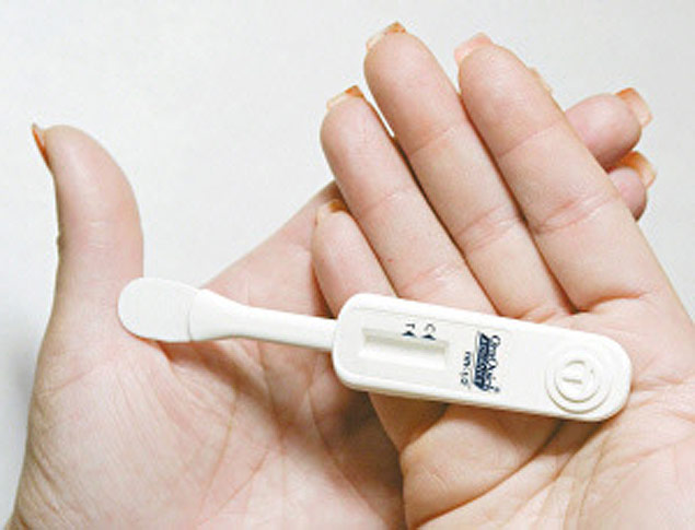 Exemplar do produto disponível nos EUA que detecta HIV pelos fluidos da gengiva