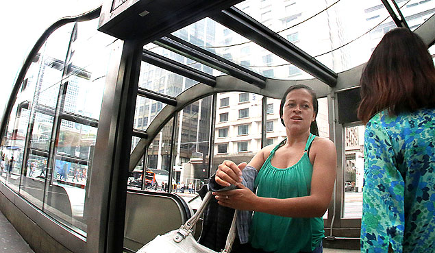 Lucilene Messias, 37, tira blusa ao deixar a estao de metr