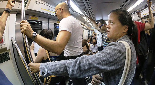 Lucilene Messias, 37, usa blusa de manga comprida para andar no metr