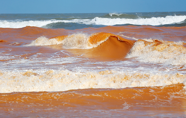 Regencia-ES - 22.11.2015 - Praia de regencia com a agua do mar contaminada pela lama toxica. Foto: Fabio Braga/Folhapress