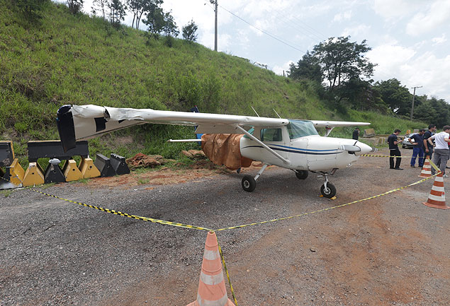 Avio de pequeno porte faz pouso forado na rodovia dos Bandeirantes, na regio de Jundia, interior paulista