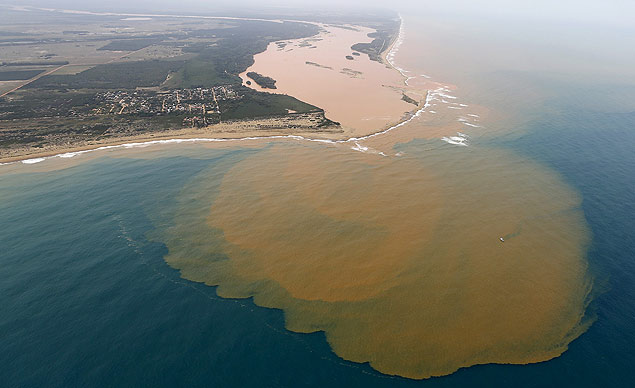 Vista area do Rio Doce desaguando no mar de Regncia, no Esprito Santo