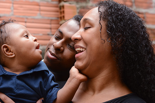 Fabiana ( dir.) descobriu por acaso que o filho Lorenzo (1 ano e 8 meses) tinha microcefalia