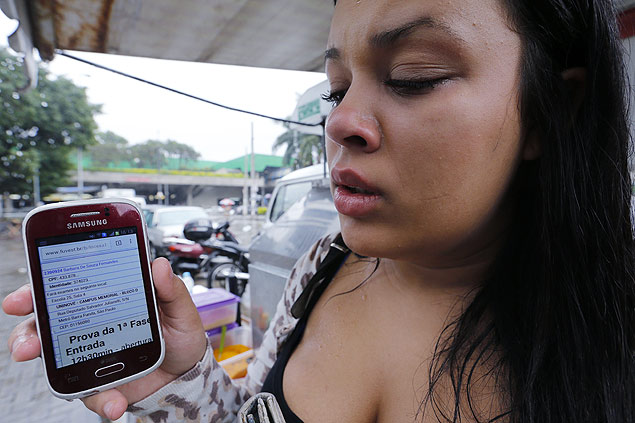 Brbara de Souza Fernandes, 18, mostra celular com local de prova da Fuvest