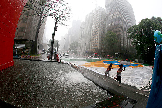 Chuva durante Marcha pelo Clima, na av. Paulista