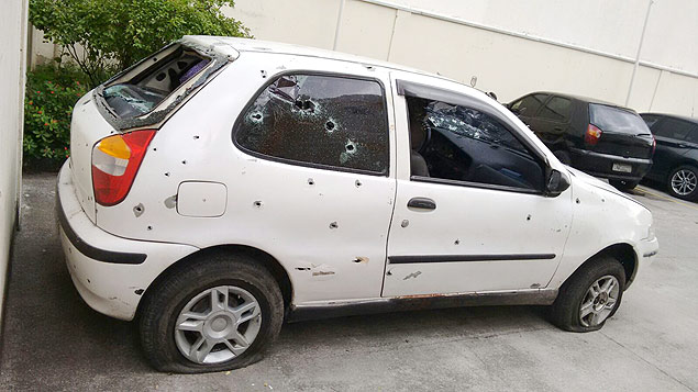 Carro em que estavam cinco jovens mortos em Costa Barros, zona norte do Rio, na noite de sábado (28)